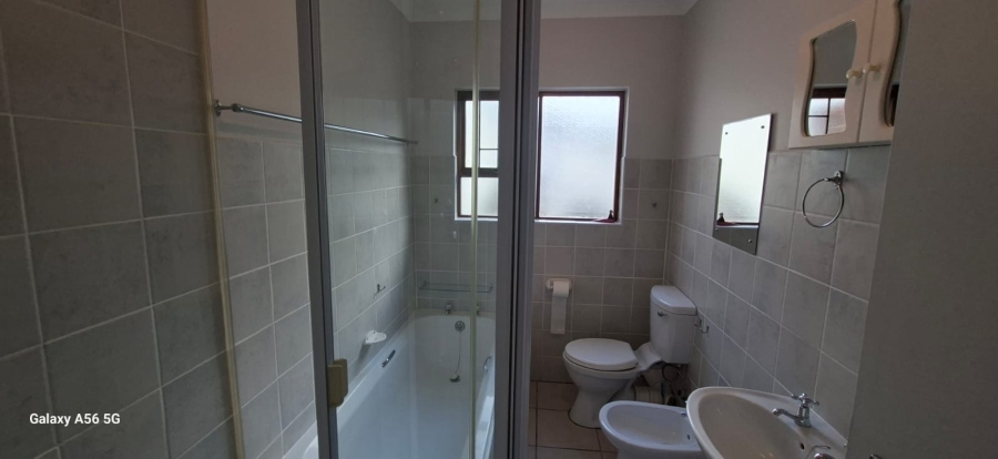 To Let 3 Bedroom Property for Rent in Heuningkloof Western Cape